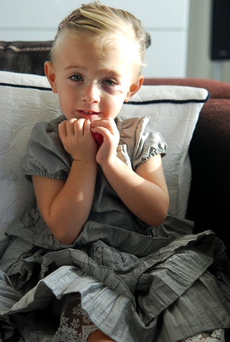 Lilla skruttan med blåtiran ;) Skulle absolut ha finklänning när det vankades playdate :)