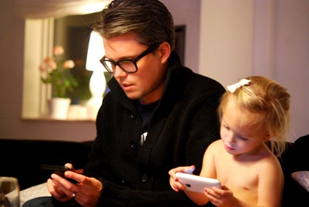 Sådan gusfar sådan guddotter.. Sitter försjunkna i spel på varsin Iphone ;)