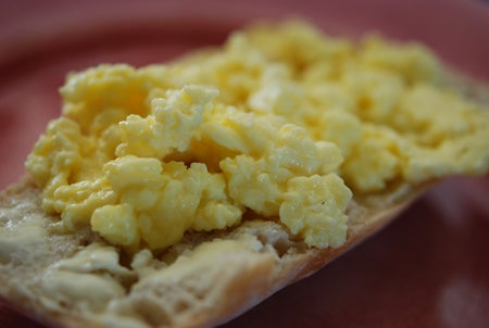 Nybakad ciabatta med bregott och äggröra