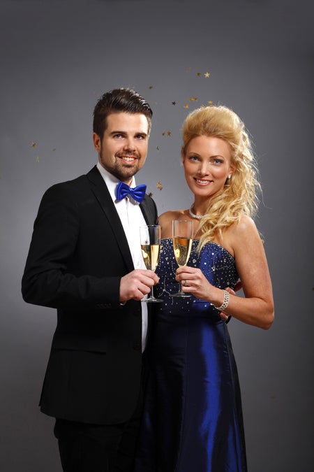 Bild från tidningen Fest & Bröllop tidigare i år (fotograf Richard Ström), kändes mer glammig och passande än en på oss i morgonrock, som just nu är utstyrseln ;)