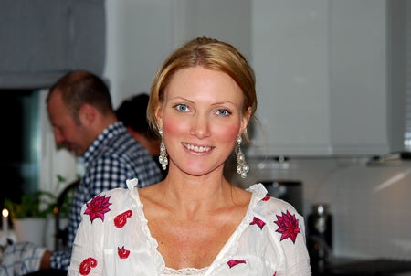 En hyffsat trött mama framåt kvällen. Kände mig riktigt gravid ett tag och somnade långt innan Olivia ;) (vilket iof inte är så tidigt, jag tror hon var uppe till halv 12 snåret!!). Julig tunika från Odd Molly.