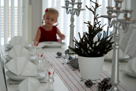 Lilla hjälpredan hjälper till att duka. Eller snarare att riva servetterna ;) 