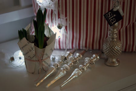 Kudde, ljusslinga på batteri, julgransprydnader, ljus och hyacint, allt från Nice.