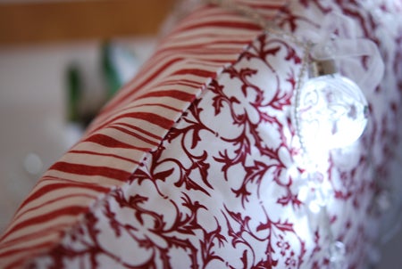 Kudden är vändbar och har olika juliga mönster på fram och baksidan. 