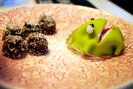 Grodor till kidsen. Krämkaka till de vuxna. Sockerchock till Victoria ;)