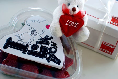 Färska jordgubbar i hjärtlig ask :)