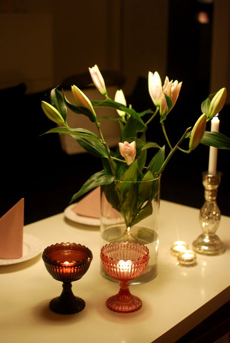 Något mer som ger fredagsstämning är färska snittblommor. I dag blev det budgetvariant från Coop, liljor i rosa. En av mina absoluta favoritblommor!