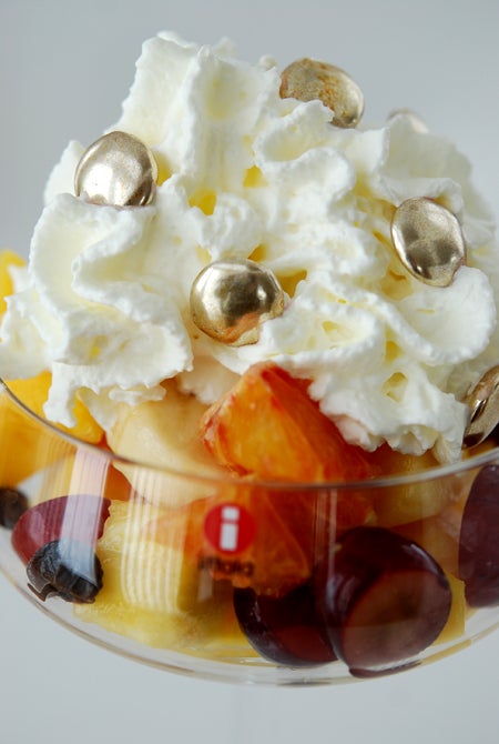 Mello-pimpad fruktsallad med guld-nonstop.