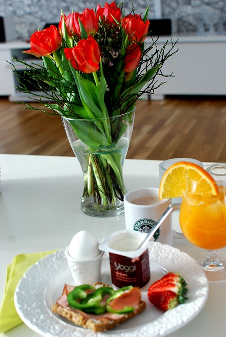 Rykande färsk apelsinjuice, varm choklad, kokt ägg, smörgås och yoggi dröm vaniljyoghurt och färska jordgubbar. Intogs framför Våra bästa år :) Nån mer som ser det i bland?! 