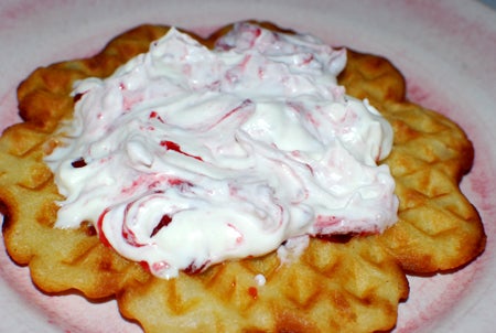 Kvällens middag fick lagas av Micke som fått pyssla om både sambo och dotter. Och då blev det hans specialitet, våfflor!