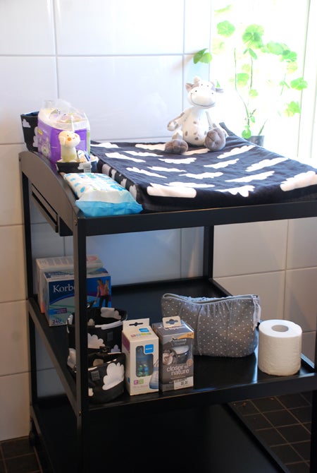 Skötbord på plats i badrummet på övervåningen!