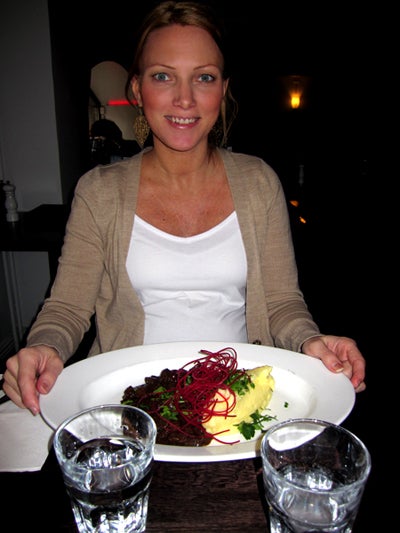 Var visst helt färdig redan lagom till lunchen, ser helt groggy ut. 