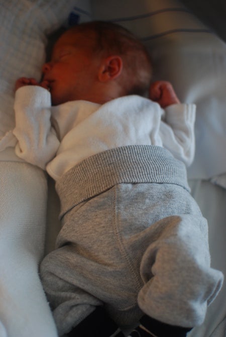 Första outfiten! Vit body La Redoute (de har massa fina prematurkläder), grå mjukisar H&M, randiga strumpor P.OP. 