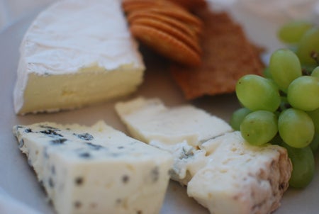 Brie, St agur och gorgonzola med kex och vindruvor.