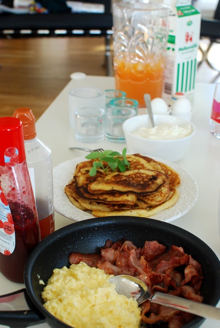 American pancakes, äggröra och bacon mm på menyn
