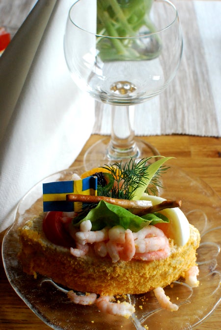 Ljuvliga smörgåstårtsbakelser. Och sedan blev det prinsesstårta.