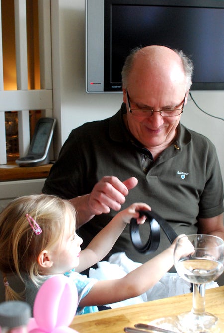 Morfar fick hjälp att öppna paketen ;-)