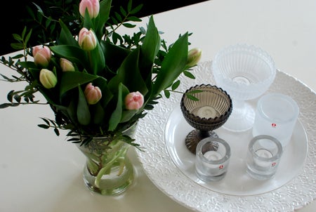 Tulips på vardagsrumsbordet. 