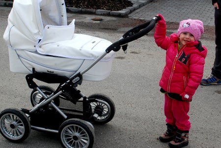 Goaste storasystern som är så himla fin med lillebror ♥ Hoppas det håller i sig ;-) men ett och annat tjuvnyp får han säkert när han blir stor nog att sno hennes saker..