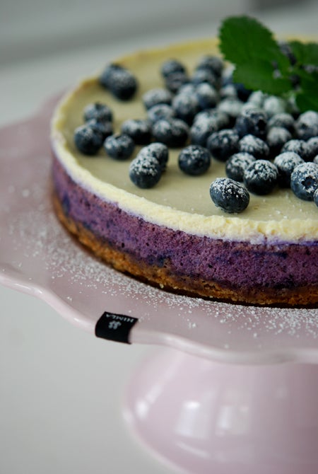 Rosa tårtfat från Himla. Har lagt undan ett blått tårtfat från Mateus, blir nog jätteläckert i hop med denna kaka som helt klart kommer bakas fler gånger.