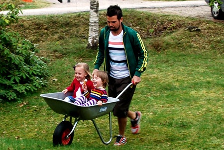 Så här roar man sig på landet. Olivia & Livia åker skottkärra så det fladdrar i håret :)