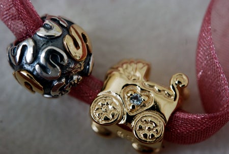 Tvåbedårande berlocker till mina Pandora-armband. Ett "S" som i Sebastian och en liten barnvagn i guld. ♥