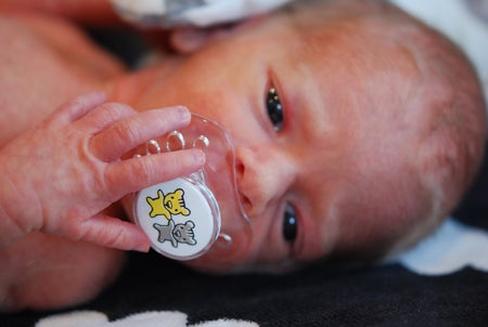 Fundersam liten kille på skötbordet tidigare i dag. Sötsmurfen!! ♥