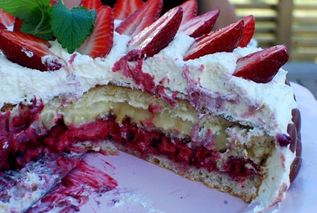 Ett lager med hallon/blåbär/björnbär och vispad grädde, ett lager med marsansås och mosad banan, Toppad med vispgrädde och färska jordgubbar. Smakade bättre än den ser ut ;-)