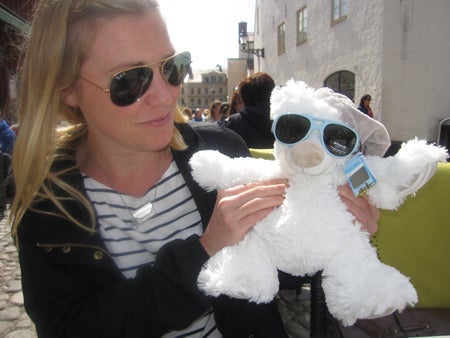 Ankan hade med sig en present till lille Sebastian, en supergo nalle med glasgon på! (riktiga solisar alltså till Sebbe)