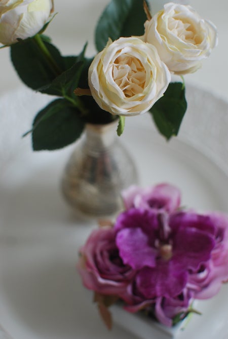 Hittade lite fina fejk-blommor från SIA. Några fina styckrosor i creme och ett litet arrangemang i cerise med rosor & orkidé i kruka.