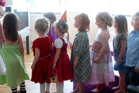 Förväntansfullt gäng köar till fiskdammen. 