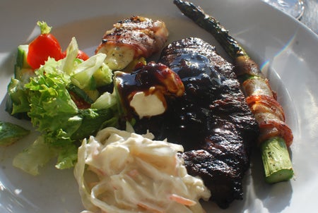 det blev ryggbiff med Jack Daniel´s glace, creme fraiche, coleslaw, grillad haluomi och sparris med bacon och en sallad till det. Bästa sommarmaten!!!!