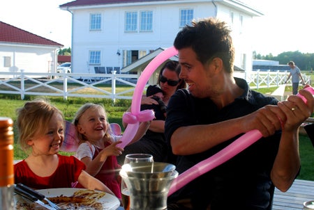 ... och Micke var lekfarbror. Vek ballongsvärd till Olivia och bästa kompisen Ella på löpande band.