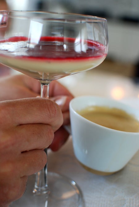 Favoritdesserten. Vaniljpannacotta med hallonsirap.