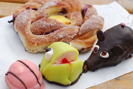 Blåbärsbulle med vaniljkräm, chokladdoppad chokladboll i form av en råtta, en söt liten groda och en rosa jordgubbsbeskvi. 
