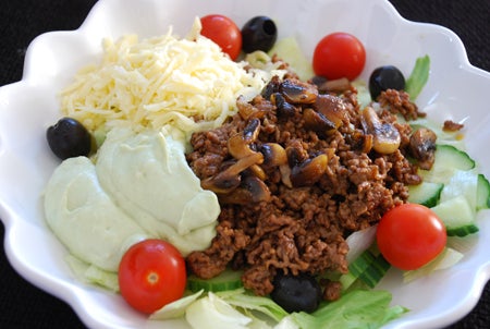 Tacosallad på rester. Isbergssallad, gurka, körsbärstomater, oliver, varm tacoköttfärs, smörstekta champinjoner, en näve god riven ost och en klick guacamole. 