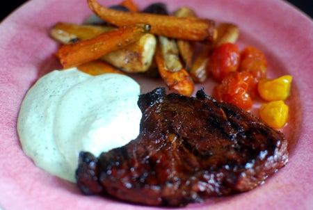 Trotsade stormen och grillade fläskfilé till middag. Till detta blev det ugnsbakade tomater, rotfrukter (morot, palsternacka, rödlök) och kall basilikasås. Mums!!