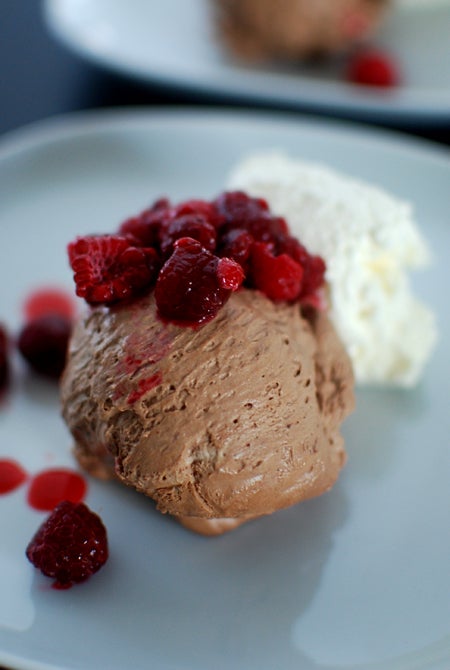 Chokladmousse med vispad grädde och hallon. Slurp!