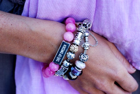 Isrosa halsduk/scarf, rosa armband (SNÖ) och älskade Pandora-armbanden. 