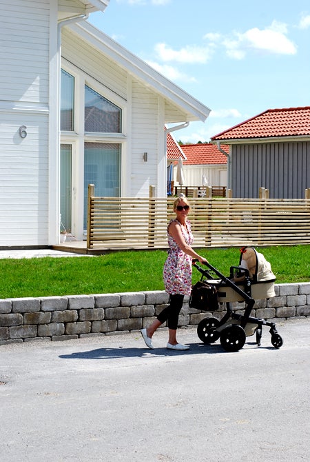 Tidigare i dag. Mkt skönare väder och promenix med Sebbebebben i Joolzen.