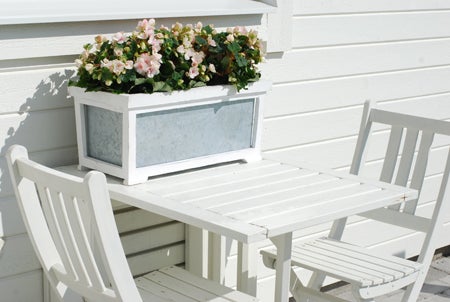 Köpte ny kruka och blommor att pimpa lilla bordet med. Somrigt och sött!