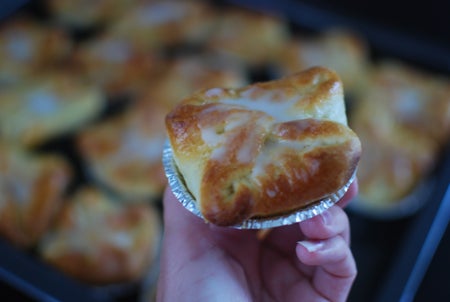 Bara eeeeeen till, sen åker resten in i frysen! (Förövrigt går det även bra att frysa dem ogräddade - men färdigjästa- så kan man plocka fram och grädda dem när de ska ätas)