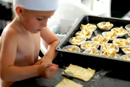 .. hon bakar bullar, mest hela dagen.. :)