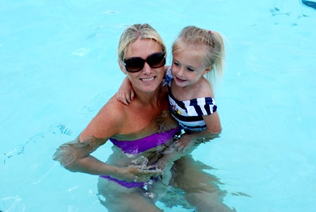 Tjejerna i familjen vågade sig ilallafall på ett dopp. Men spana in stackars Ollies lila läppar, inte var det varmt i vattnet inte!