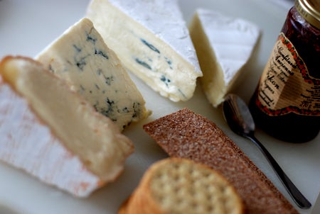 Ett gäng goda ostar till. Egentligen kanske ett glas vin gör sig bättre till men i den här hettan så...