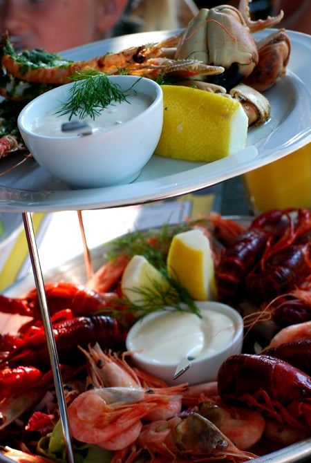 Jag tog en skaldjursplatå (men hoppade över musslorna). Riktigt god och mkt skaljdjur! Hade nästan räckt att dela på två. Insjökräftor, räkor, gratinerade havskräftor, krabbklor, dippsåser, sallad och bröd. Yummi!!! Prisvärt var det oxå!