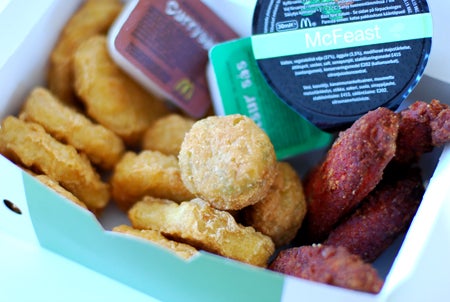 Nuggets, chilicheese, kycklingvingar och dippsåser. 