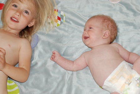 Syskonmys på nya lekfilten. Leksaker i all ära men storasyrran är allt roligast att spana in ♥