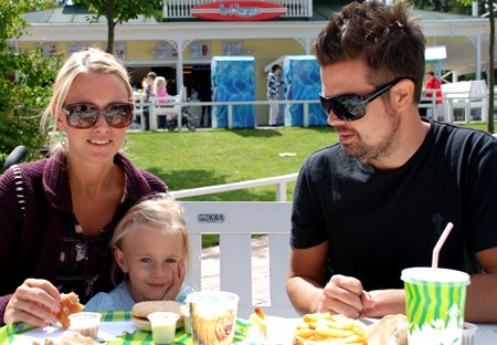 Lite dåligt matutbud så här innan högsäsong (allt var inte öppet) men man får göra så gott det går. Köpte en massa nuggets och friterad fisk och alla dippsåser som fanns på menyn :)