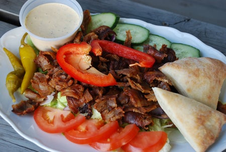 Middag på en lokal sylta/pizzeria innan hemfärd. Tycker det är SÅ SNÅLT av pizzerior att ta 10kr/pers i serveringsavgift, är det inte???!!! 75 kr för en sallad med lite (om än gott faktiskt) kött. Och sen 10 kr på det för att man äter på plats?